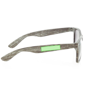 En la patilla derecha