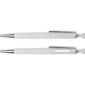 Junto al clip, escritura zurda