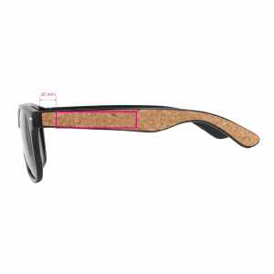 1 cm de la bisagra izquierda