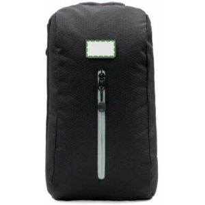 En la placa de metal