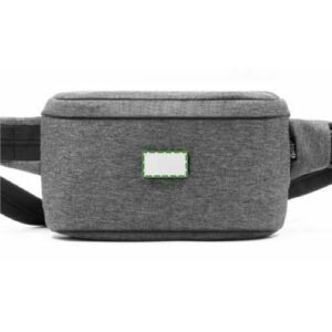 En la placa de metal