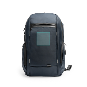 En el frontal bajo la cremallera centrado