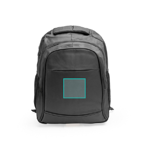 En la parte frontal bajo la cremallera