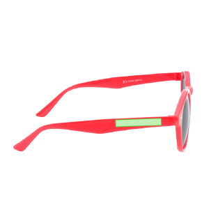 En la patilla derecha