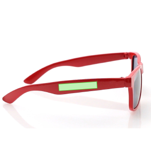 En la patilla derecha