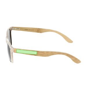 En la patilla derecha