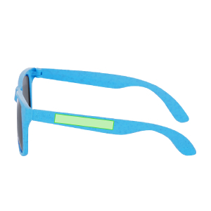 En la patilla derecha