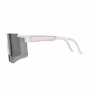 1 cm de la bisagra izquierda