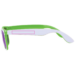 1 cm de la bisagra izquierda y derecha