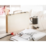 Set pinturas personalizado con 66 componentes Happy Kid color madera tercera vista bodegón