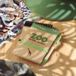 Libretas corporativas sostenibles con boli A6 hojas lisas EcoSpiral color verde lima vista bodegón principal