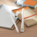 Bolígrafo para empresas hecho de cartón reciclado con tinta azul color blanco vista bodegón