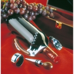 Set de vino personalizado con 4 accesorios en caja de madera Classic color madera vista bodegón