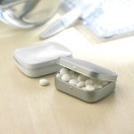 Caja con 28 gramos de caramelos personalizados mentolados MintBox color plateado mate vista bodegón