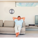 Reloj publicitario con esfera plateada para empresas WallClock color negro vista bodegón 2