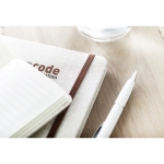 Cuadernos personalizados de tapa rústica A5 hojas a rayas Canvas color beige tercera vista bodegón 2