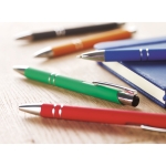 Bolígrafos personalizados de metal con caucho y tinta azul Aster Matt color verde segunda vista bodegón