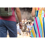 Pulsera para eventos de raso suave y brillante con cierre de seguridad vista bodegón