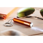 Llavero linterna con logo con forma cilíndrica de colores Logolight color naranja segunda vista bodegón principal