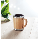 Elegante taza de acero con carcasa de bambú y asa 300ml Natural color madera vista bodegón