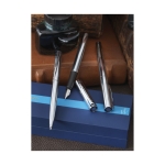 Pluma clásica de acero de la marca Waterman tinta azul Graduate color plateado imagen de estilo de vida