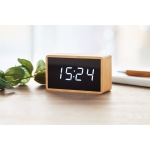 Llavero de madera con logotipo y cables USB BambooTech vista bodegón