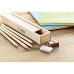 Set eco de lápices de color, regla y goma en estuche College color madera vista bodegón principal