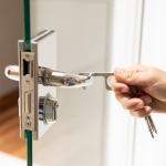 Llavero anticontacto en acero inox con orificio para dedo Key color plateado