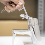 Llavero anticontacto en acero inox con orificio para dedo Key color plateado