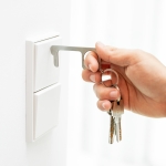 Llavero anticontacto en acero inox con orificio para dedo Key color plateado