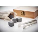 Conjunto de 9 cubitos de hielo de piedra en estuche de bambú y pinzas color madera vista fotografía quinta vista