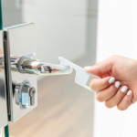 Llavero higiénico antibacteriano y anticontacto con logotipo