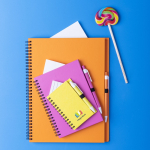 Libreta reciclada color llamativo con boli A4 hojas lisas ECOriginal vista de ambiente