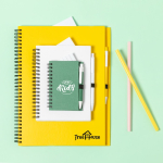 Libreta reciclada color llamativo con boli A4 hojas lisas ECOriginal