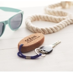 Llavero de corcho personalizado flotante con forma ovalada Corcho color azul real vista bodegón principal