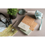 Libreta con tapa de corcho y logo A5 hojas a rayas Greener Colors vista bodegón