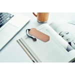 Marcapáginas sostenible personalizado con semillas de pino color beige vista bodegón