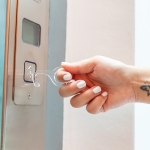 Llaveros higiénicos sin contacto personalizados con logo Secure color transparente