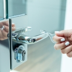 Llaveros higiénicos sin contacto personalizados con logo Secure color transparente