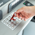 Llavero anticontacto de colores con bolígrafo y puntero