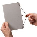 Libreta de piel reciclada A5 hojas a rayas Recycled Leather color gris claro vista de ambiente 2