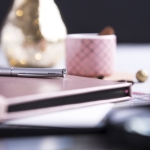 Cuadernos publicitarios con acabado metalizado A5 hojas lisas Metallic color rosa claro quinta vista