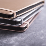 Cuadernos publicitarios con acabado metalizado A5 hojas lisas Metallic tercera vista