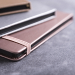 Cuadernos publicitarios con acabado metalizado A5 hojas lisas Metallic cuarta vista