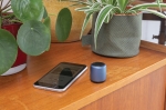 Altavoz Bluetooth Pocket color azul marino vista de ambiente