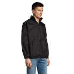 Chaqueta cortavientos impermeable unisex barata 210 g/m2 SOL'S Surf color negro segunda vista fotografía