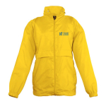 Chaquetas cortavientos impermeables infantiles 210 g/m2 SOL'S Surf color dorado vista de impresión