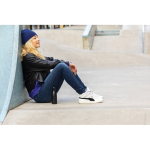 Gorro de invierno eco con parche con logotipo y diseño color azul marino vista de ambiente 2