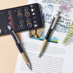 Bolígrafo táctil de aluminio y bambú grabado con logo tinta azul Touch quinta vista