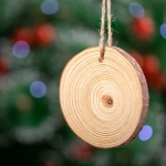 Adorno de navidad de madera para colgar con logo Navideño Rustic color madera segunda vista
